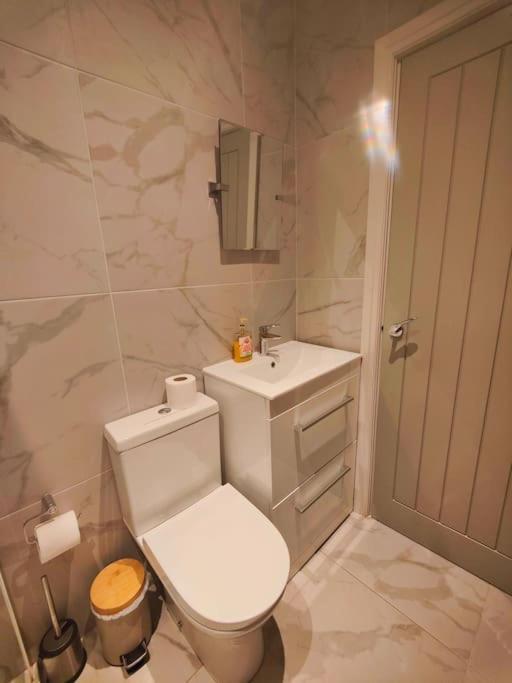 Sloane Modern 2 Bedroom Seafront Apartment Blackpool Eksteriør billede